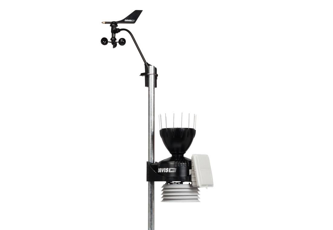 Complete weather station by Davis Instruments on a metal pole including a rain collector and anemometer.
